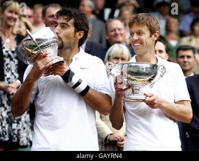 Nenad Zimonjic (a sinistra) e Daniel Nestor (a sinistra) del Canada celebrano la loro vittoria nella finale maschile di Doubles durante i Campionati di Wimbledon 2008 presso l'All England Tennis Club di Wimbledon. Foto Stock