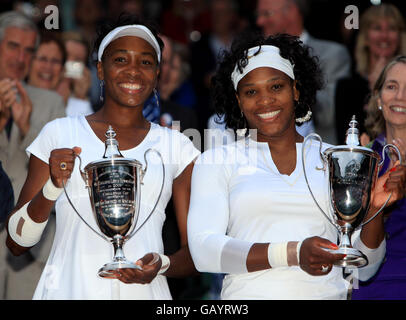 Serena (a destra) e Venus Williams degli Stati Uniti celebrano la vittoria contro Lisa Raymond degli Stati Uniti e Samantha Stosur dell'Australia nella finale doppia delle donne durante i Campionati di Wimbledon 2008 all'All England Tennis Club di Wimbledon. Foto Stock