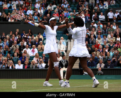 Serena (a destra) e Venus Williams degli Stati Uniti celebrano la vittoria contro Lisa Raymond degli Stati Uniti e Samantha Stosur dell'Australia nella finale delle donne doppie durante i Campionati di Wimbledon 2008 all'All England Tennis Club di Wimbledon. Foto Stock