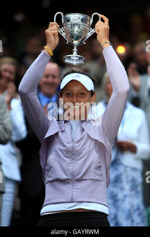 Laura Robson della Gran Bretagna celebra la sua vittoria contro Noppawan Lertcheewakarn della Thailandia con il trofeo durante i Campionati di Wimbledon 2008 presso l'All England Tennis Club di Wimbledon. Foto Stock