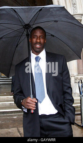 Appello olimpico delle camere di Dwain. Dwain Chambers lascia l'High Court nel centro di Londra dopo il suo appello per correre per la squadra olimpica britannica. Foto Stock