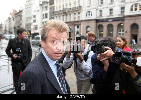 Appello olimpico delle camere di Dwain. Lord Moynihan lascia la High Court nel centro di Londra dopo l'appello della Camera di Dwain a correre per la squadra olimpica britannica. Foto Stock