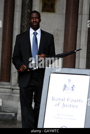 Dwain Chambers lascia l'High Court nel centro di Londra dopo il suo appello per correre per la squadra olimpica britannica. Foto Stock