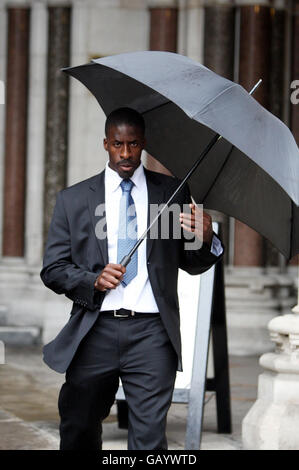 Dwain Chambers lascia l'High Court nel centro di Londra dopo il suo appello per correre per la squadra olimpica britannica. Foto Stock