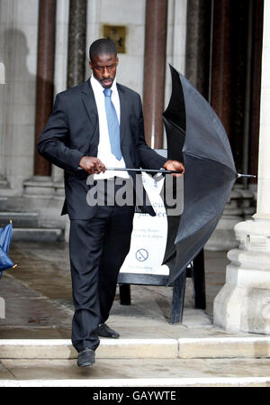 Dwain Chambers lascia l'High Court nel centro di Londra dopo il suo appello per correre per la squadra olimpica britannica. Foto Stock