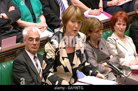 Il leader della Camera dei Comuni Harriet Harman parla durante le interrogazioni del primo Ministro alla Camera dei Comuni, Londra. Foto Stock