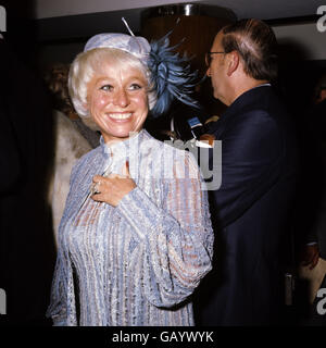 Danny la Rue Variety Club Honorary Luncheon - Savoy Hotel. L'attrice della commedia Barbara Windsor Foto Stock