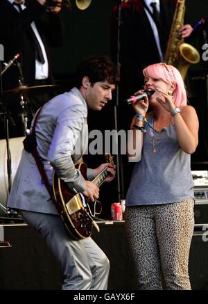 Mark Ronson e Lily Allen si esibiscono sul palco durante la giornata di apertura dell'O2 Wireless Festival ad Hyde Park, nel centro di Londra. Foto Stock