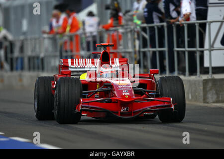 Formula uno Motor Racing - Gran Premio di Gran Bretagna - giorno di prove - Silverstone. Il pilota del team Ferrari Kimi Raikkonen lascia la pit lane durante le prime prove a Silverstone, nel Northamptonshire. Foto Stock