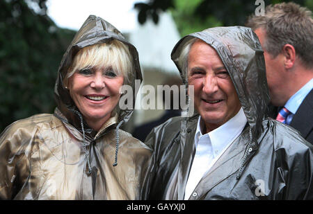 Michael Winner e il partner Geraldine Lynton Edwards arrivano al Sir David Frost's Summer Garden Party, a Carlyle Square, a ovest di Londra. Foto Stock