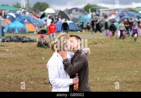 Oxegen Festival 2008 - Irlanda. Festival Goers al Oxegen Festival 2008 presso l'ippodromo di Punchestown, Naas, County Kildare, Irlanda. Foto Stock