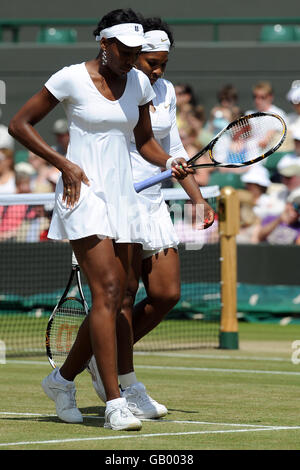 USA's Serena (a destra) e Venus Williams durante il loro doppio match nel Wimbledon Championships 2008 presso l'All England Tennis Club di Wimbledon. Foto Stock