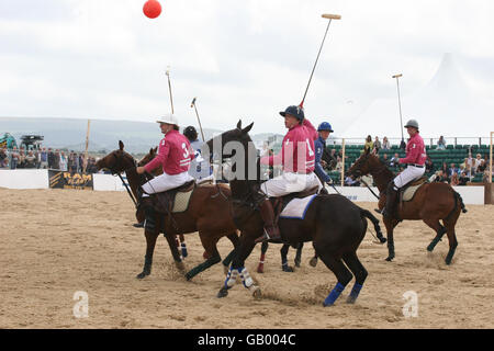 I migliori giocatori internazionali di polo partecipano all'azione a Sandbanks Beach, Dorset, in occasione dell'evento di lancio del primo torneo di sandpolo europeo. Foto Stock