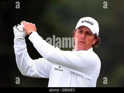 Golf - The Barclays Scottish Open - terzo turno - Loch Lomond. Il Phil Mickelson degli Stati Uniti si prepara per il suo colpo sul primo tee durante il Barclays Scottish Open a Loch Lomond, Glasgow. Foto Stock