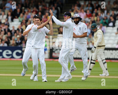 Cricket - Npower First Test - Day Three - Inghilterra / Sud Africa - Lord's. James Anderson in Inghilterra celebra la presa del cazzo di Graeme Smith in Sudafrica Foto Stock