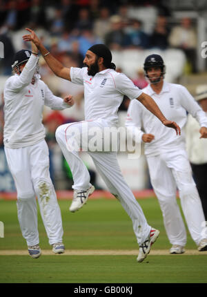 Cricket - Npower First Test - Day Three - Inghilterra / Sud Africa - Lord's. Monty Panesar, in Inghilterra, celebra il lancio di Neil McKenzie in Sudafrica Foto Stock