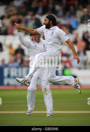 Cricket - Npower First Test - Day Three - Inghilterra / Sud Africa - Lord's. Monty Panesar, in Inghilterra, celebra il lancio di Neil McKenzie in Sudafrica Foto Stock