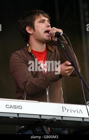 Roy Stride, cantante di Scouting for Girls, si esibisce durante l'Oxegen Festival 2008 presso l'ippodromo di Punchestown, Naas, County Kildare, Irlanda. Foto Stock