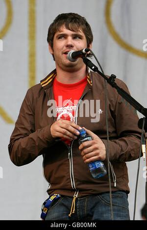 Roy Stride, cantante di Scouting for Girls, si esibisce durante l'Oxegen Festival 2008 presso l'ippodromo di Punchestown, Naas, County Kildare, Irlanda. Foto Stock