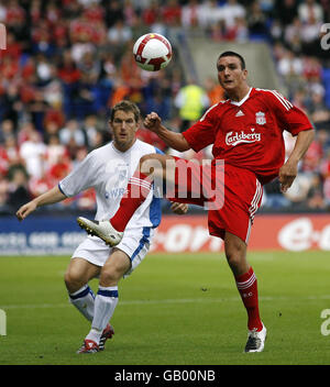 Calcio - Pre-Season friendly - Tranmere Rovers v Liverpool - Prenton Park. Il Jack Hobbs di Liverpool (a destra) combatte con Chris Greenacre di Tranmere durante il periodo pre-stagionale amichevole al Prenton Park, Tranmere. Foto Stock