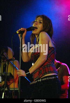 T nel festival del parco 2008 - Scozia. Gabriella Cilmi suona al Futures Stage al festival musicale T in the Park vicino a Kinross in Scozia. Foto Stock