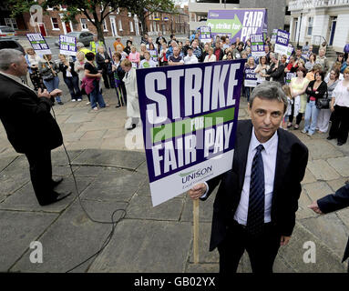 Il Segretario Generale DELL'UNISON, Dave Prentis (a destra) con i lavoratori del settore pubblico e i membri DELL'UNISON Trade Union al raduno di sciatori a Wakefield oggi. Foto Stock