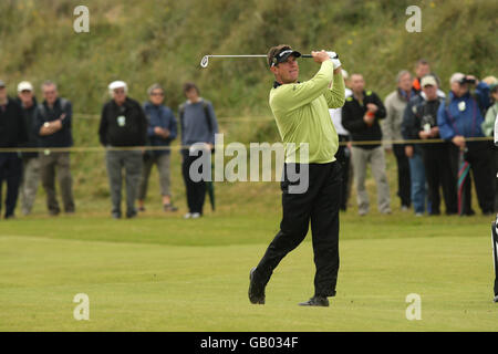 Il Lee Westwood dell'Inghilterra gioca un colpo d'approccio sulla terza buca durante un turno di pratica al Royal Birkdale Golf Club, Southport. Foto Stock