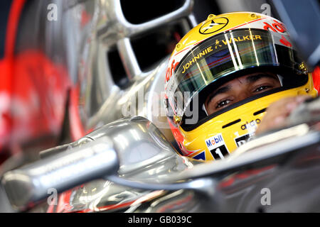 Vodafone McLaren pilota Lewis Hamilton nel suo garage durante la prima prova a Silverstone, Northamptonshire. Foto Stock