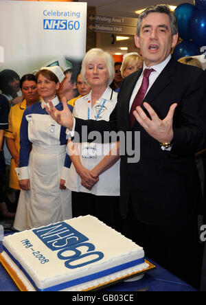 Il primo Ministro Gordon Brown si prepara a tagliare una torta per celebrare il 60° compleanno dell'NHS con il personale del Sunderland Royal Hospital. Foto Stock