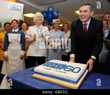 Il primo Ministro Gordon Brown si prepara a tagliare una torta per celebrare il 60° compleanno dell'NHS con il personale del Sunderland Royal Hospital. Foto Stock