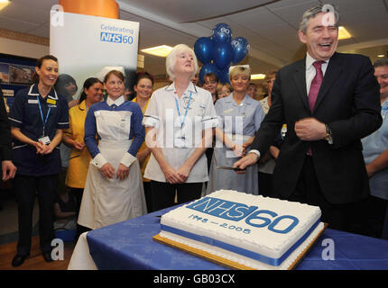 Il primo Ministro Gordon Brown si prepara a tagliare una torta per festeggiare il sessantesimo compleanno dell'NHS con il personale del Sunderland Royal Hospital. Foto Stock