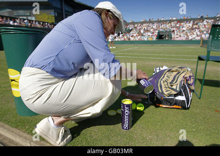 Tennis - Wimbledon Championships 2008 - Day Eight - The All England Club. A Line Judge conta le nuove palle da inserire in un contenitore slazenger Foto Stock