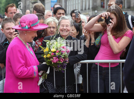 La regina Elisabetta II incontra la folla mentre apre formalmente lo ScotlandsPeople Centre, un sito di archivio recentemente rinnovato a Edimburgo. Foto Stock