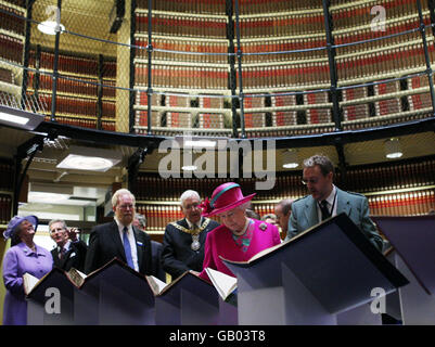 La Regina Elisabetta II apre formalmente il People Center della Scozia, un sito di archivio recentemente rinnovato a Edimburgo. Foto Stock