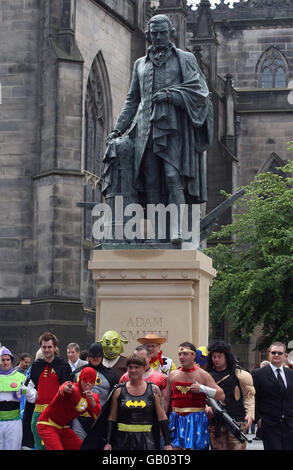 Una festa di pugnalata passa davanti al primo monumento pubblico al mondo per l'economista e filosofo scozzese Adam Smith sul Royal Mile di Edimburgo. Foto Stock