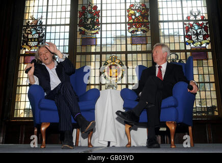 Bob Geldof (a sinistra) parlando a fianco dell'ex frontbencher di Tory David Davis nella Guildhall, Hull, dove ha appoggiato la protesta di Davis contro l'erosione delle libertà civili da parte del governo. Foto Stock