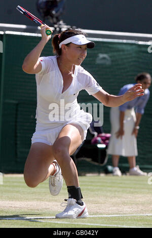 Jie Zheng della Cina in azione contro Nicole VAIDISOVA della Repubblica Ceca Durante i Campionati di Wimbledon 2008 all'All England Tennis Club a Wimbledon Foto Stock