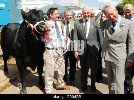 Il Principe del Galles (a destra) condivide una battuta con Tom Beadle (a sinistra) dal campione in carica del Surrey Aberdeen Angus bull 'Jeronny', durante il suo tour del Royal Show a Stoneleigh, Warwickshire. Foto Stock