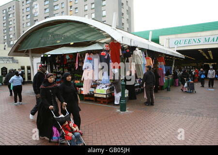 Statford, Newham, a est di Londra. Queens mercato sul Green Street a Newham, una realmente multi etnico distretto di Londra. Foto Stock