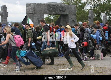 Il primo dei 30,000 campeggiatori arriva per il festival musicale di Oxegen che si tiene tutto il fine settimana all'ippodromo di Punchestown, nella contea di Kildare. Foto Stock