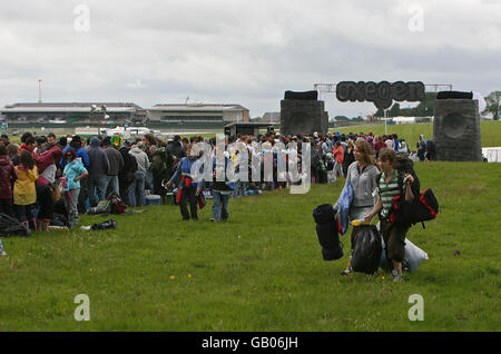 Il primo dei 30,000 campeggiatori arriva per il festival musicale di Oxegen che si tiene tutto il fine settimana all'ippodromo di Punchestown, nella contea di Kildare. Foto Stock