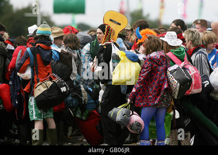 Il primo dei 30,000 campeggiatori arriva per il festival musicale di Oxegen che si tiene tutto il fine settimana all'ippodromo di Punchestown, nella contea di Kildare. Foto Stock