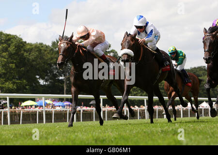 Donegal guidato da William Buick (a destra) vince il Bahrain Trophy accanto a Gravitation (a sinistra) guidato da Frankie Dettori all'ippodromo di Newmarket. Foto Stock