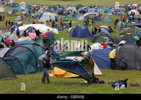 Il primo dei 30,000 campeggiatori arriva per il festival musicale di Oxegen che si tiene tutto il fine settimana all'ippodromo di Punchestown, nella contea di Kildare. Foto Stock