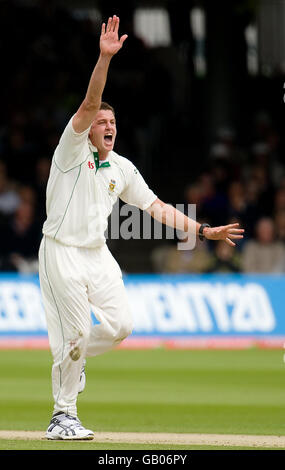 Morne Morkel del Sud Africa si appella con successo per il wicket di Andrew Strauss in Inghilterra per 44 corse durante la prima partita di test Npower a Lord's, Londra. Foto Stock