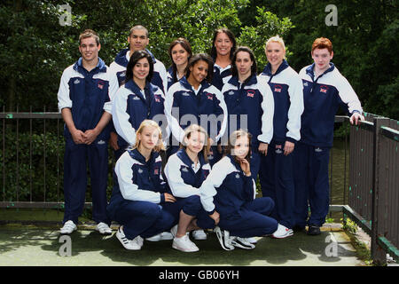 Il British Olympic Gymnasts Team back row da sinistra a destra: Daniel Keatings, Louis Smith, Rebecca Wing, Imogen Cairns (Reserve) Claire Wright, Daniel Purvis (Reserve), Middle row: Marissa King, Rebecca Downie, Beth Tweddle, Front Row: Laura Jones, Kayleigh Cooke (Reserve), Hannah Whelan durante una conferenza stampa all'Hilton Metropole di Birmingham. Foto Stock