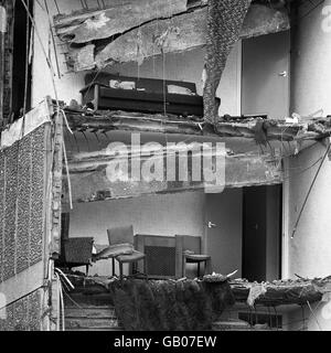I resti di mobili su due piani dopo il crollo di un angolo completo di un blocco di appartamenti a 22 piani a Canning Town, nella parte est di Londra. Foto Stock