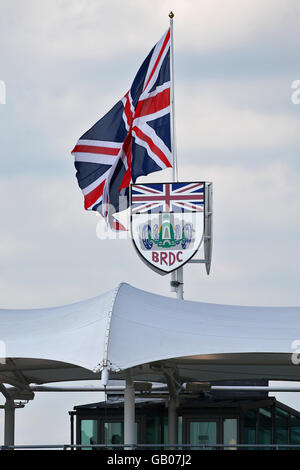 Una bandiera di Union Jack sopra il segno del British Racing Drivers' Club, durante la seconda prova a Silverstone, Northamptonshire. Foto Stock