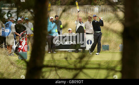 Il Padraig Harrington in Irlanda gioca un tee shot sulla sesta buca durante una partita di pratica al Royal Birkdale Golf Club, Southport. Foto Stock