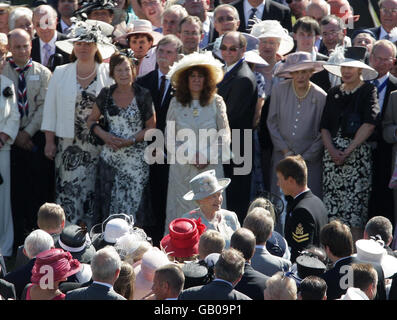 La Regina Elisabetta II della Gran Bretagna saluta gli ospiti in uno dei Royal Garden Parties di quest'anno nei giardini di Buckingham Palace a Londra. Foto Stock